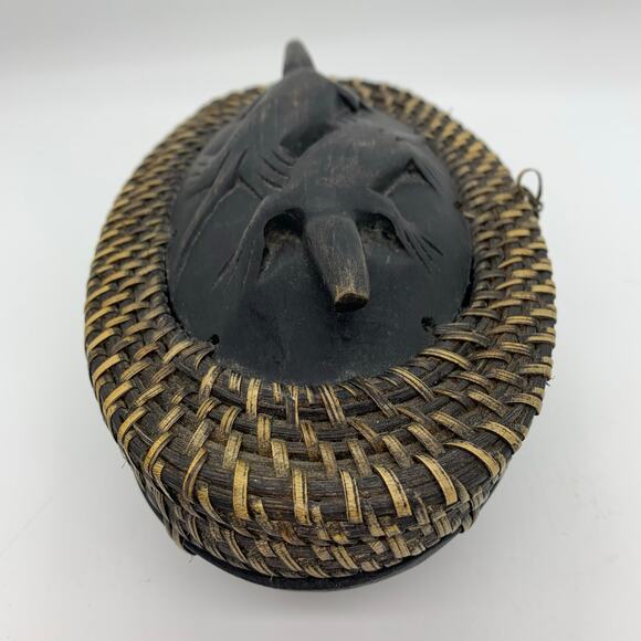 Hand woven oval Ketak carved Indonesian Lombok lidded box - Picture 3 of 8